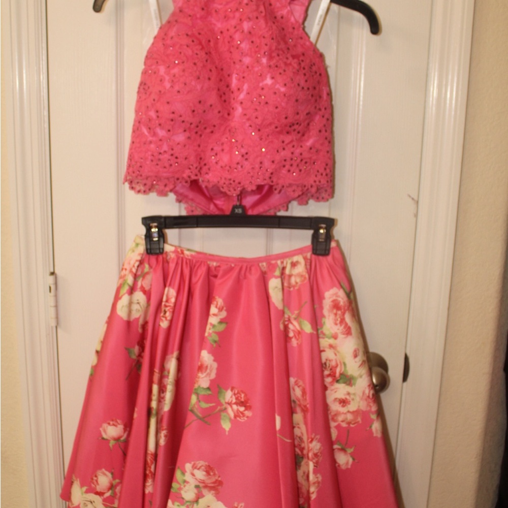 Sherri Hill Size 2 Pink Floral Short Skirt Set
